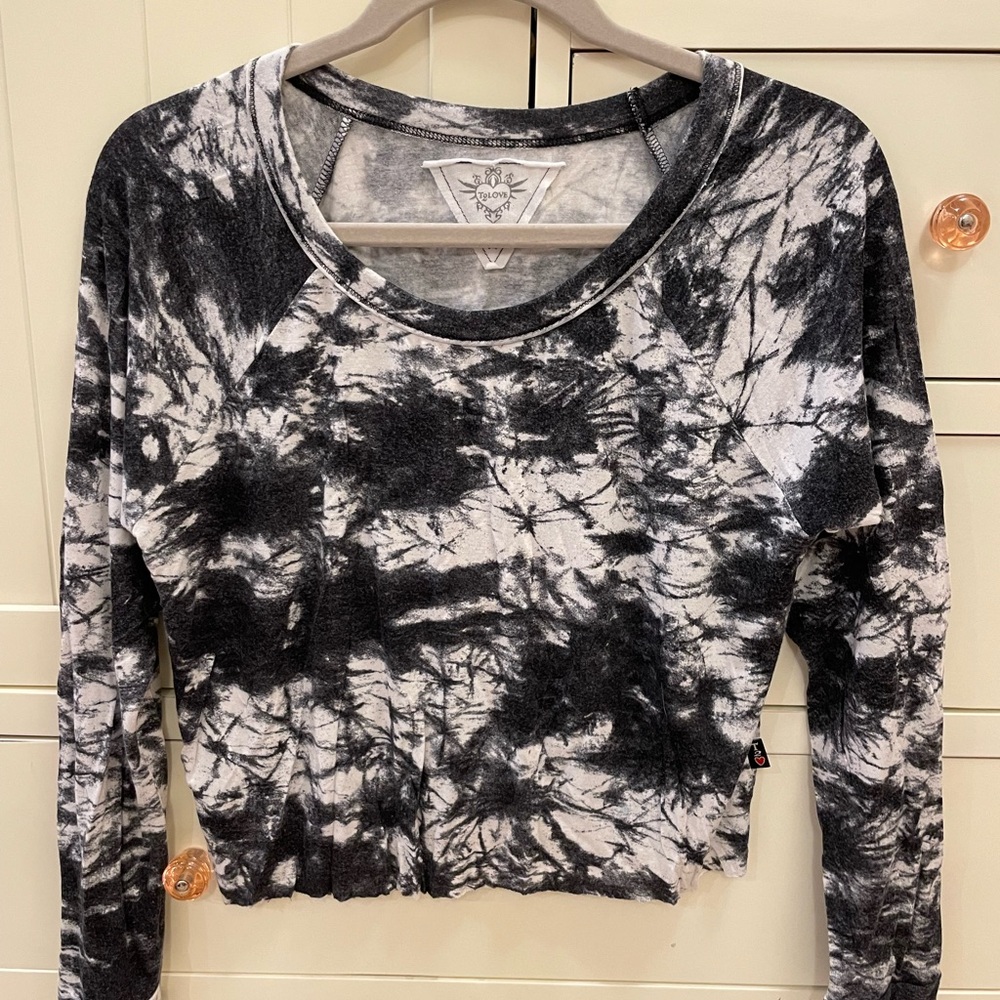 T2 Love girls size 14 (but fits women’s small) marble-colored long sleeve shirt